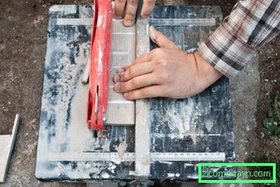 Couper des carreaux sur une machine