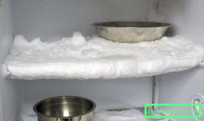Dégivrage accéléré du réfrigérateur avec de la vapeur d'eau bouillante dans les bols