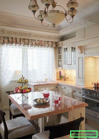 Rideaux classiques dans la cuisine avec une porte balcon