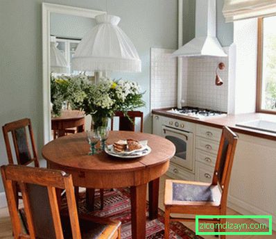 Petite table ronde en bois à l'intérieur d'une petite cuisine