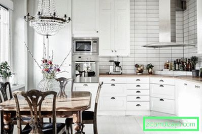 Table carrée en bois à l'intérieur d'une petite cuisine